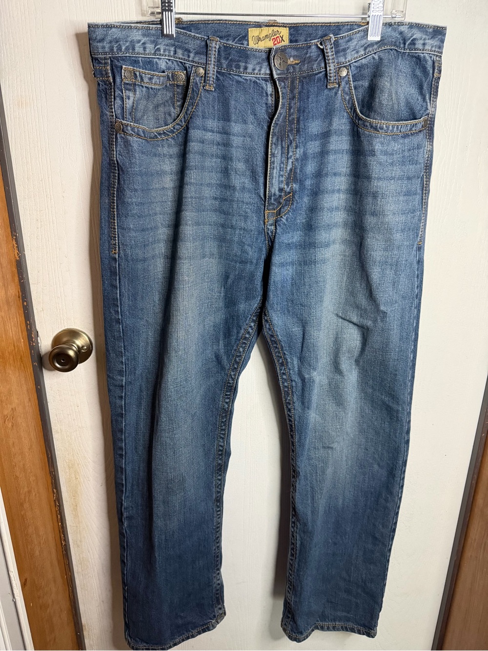Wrangler Relaxed Fit Distressed Blue Jeans 38 X 30
